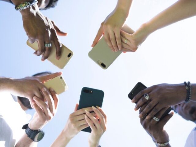 Битва с мессенджерами: в России запустили зачистку приложений для общения