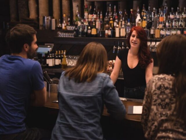 Минус сеть магазинов: в Петербурге раскрыли масштаб удара по «наливайкам»